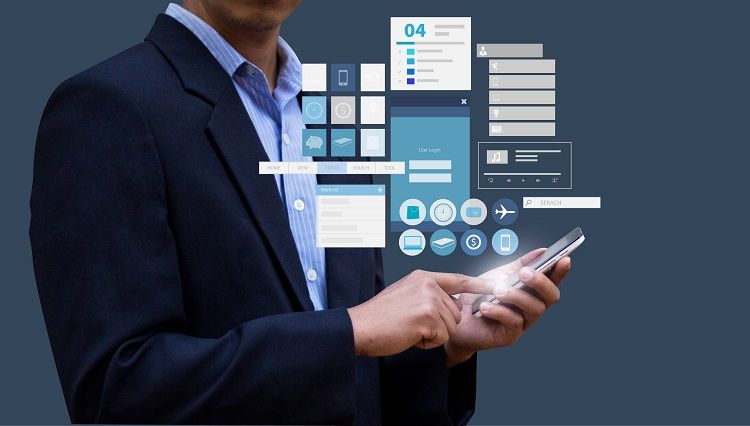 Ein Mann in einem Anzug hält ein Smartphone, während er virtuelle Benutzeroberflächenelemente bedient, die in der Luft schweben. Der Hintergrund ist dunkel, was den futuristischen Kontext betont.