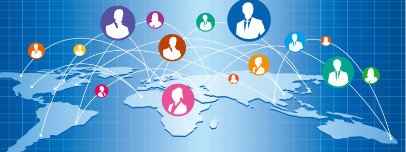 Illustration einer Weltkarte mit einem Netzwerk aus vielen Kontaktprofil-Symbolen und Verbindungslinien über verschiedene Länder.