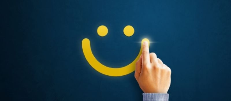 Telefonierende Frau mit einer Akte in der Hand