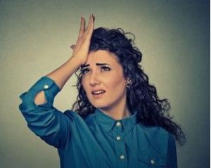 Frau die sich an den Kopf fasst, wahrscheinlich wegen eines Irrtums