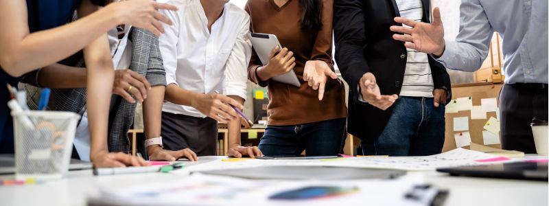 Arbeitszeugnis mit einer Brille und Kulli