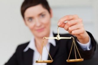Selbstmanagement für Führungskräfte in der Sandwich-Position – Balance zwischen Führung, Erwartungen und fachlicher Arbeit